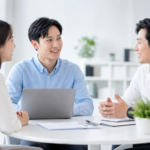 明るいオフィスで採用面談と会社の魅力を整理するイメージ
